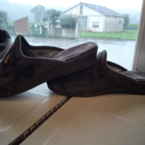 ZAPATILLA DE CASA DESCALZA MARRON
