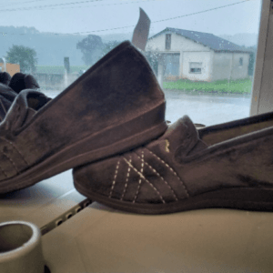 ZAPATILLA DE CASA CERRADA CON BORDADO