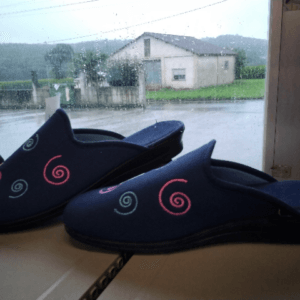 ZAPATILLA DE CASA DESCALZA ESPIRALES BORDADAS