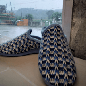 ZAPATILLA DE CASA DESCALZA CON MOTIVOS DE PUNTO