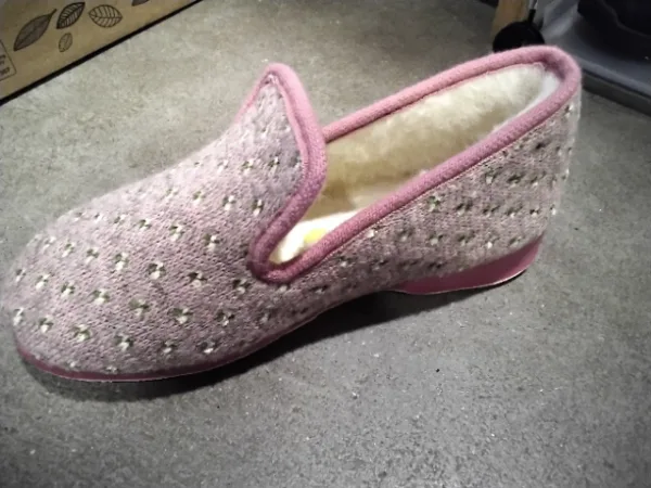 ZAPATILLA DE CASA CERRADA CON CUÑA Y DETALLE FLORES - Imagen 7