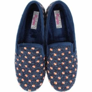 ZAPATILLA DE CASA CERRADA CON CUÑA Y DETALLE FLORES