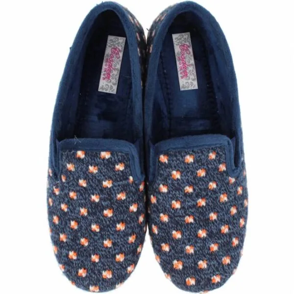ZAPATILLA DE CASA CERRADA CON CUÑA Y DETALLE FLORES